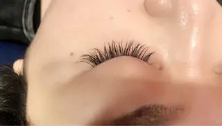 マツエク・マツパ 玉邑 美菜のヘアスタイル