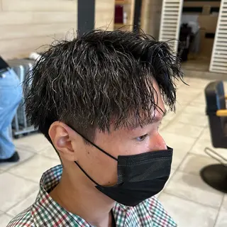 ショート パーマ メンズ特化　パーマ メッシュハイライトのヘアスタイル
