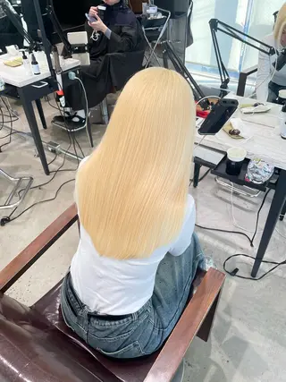 セミロング カラー youres hair 新宿3丁目店所属・🍫ハイトーン✖︎ 縮毛矯正🍫柴田のヘアスタイル