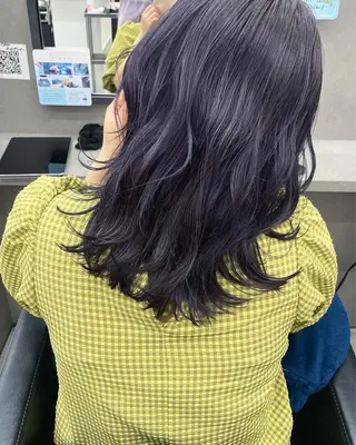 セミロング カラー ヘアアレンジ mika｜ブルーカラ ー｜ハイトーンカラーのヘアスタイル