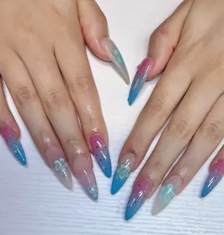 ネイル *RAIMU* HOLOGRAMのネイルデザイン