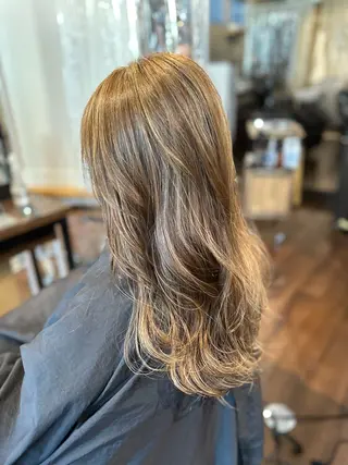 ミディアム カラー 小波津 笑花のヘアスタイル