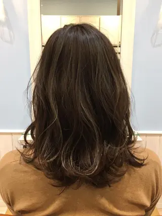 セミロング カラー パーマ 小林 永佳のヘアスタイル