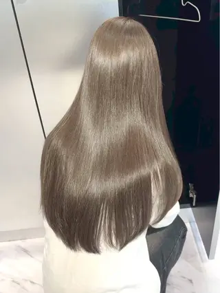 ロング カラー TATSU ミルクティーベージュのヘアスタイル