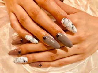 セミロング ネイル ネイル ティアラのネイルデザイン