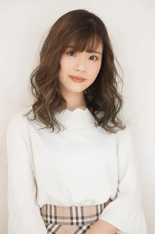 ミディアム 足立 磨咲のヘアスタイル