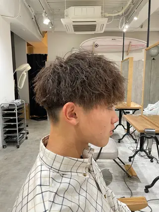 ミディアム パーマ メンズ ホワイトカラー/ ピンクベージュにったのヘアスタイル