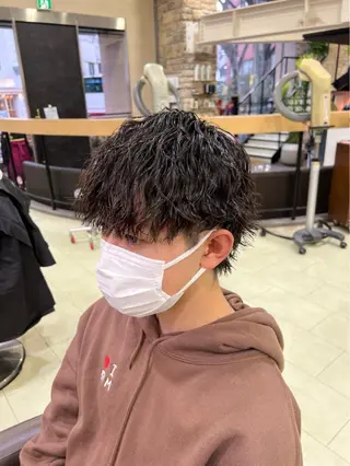 ミディアム カラー パーマ メンズ ﾎｯﾄﾍﾟｯﾊﾟｰ に移行中【かな】のヘアスタイル