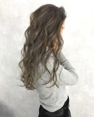 セミロング カラー TOMOYAレイヤー ブリーチ縮毛矯正のヘアスタイル