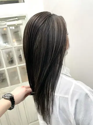 セミロング 白いハイライト🤍 タナカリョウスケのヘアスタイル