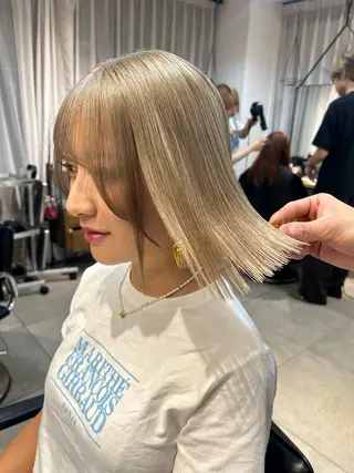 ショート カラー グレージュ× ボブ× ハイトーン　前田隆太のヘアスタイル