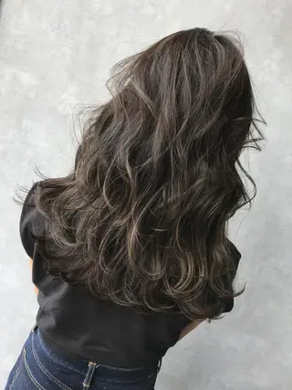 ミディアム カラー TOMOYAレイヤー ブリーチ縮毛矯正のヘアスタイル