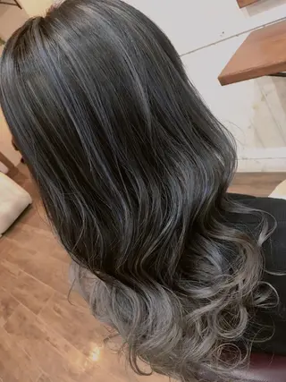 カラー 塩崎 明菜のヘアスタイル