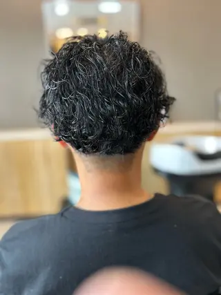ミディアム パーマ メンズ THEBARBER TEN所属・伊禮 海凪のヘアスタイル