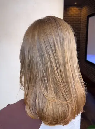 ミディアム カラー 梅木 李奈のヘアスタイル