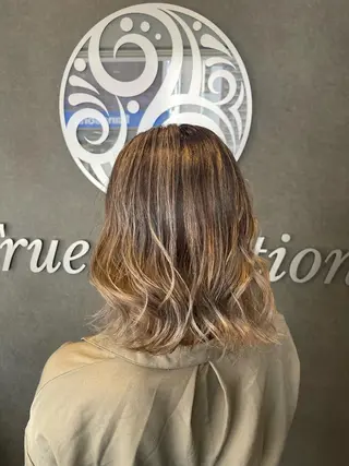 ミディアム ハイトーン ／ レイヤー/吉田陸斗のヘアスタイル