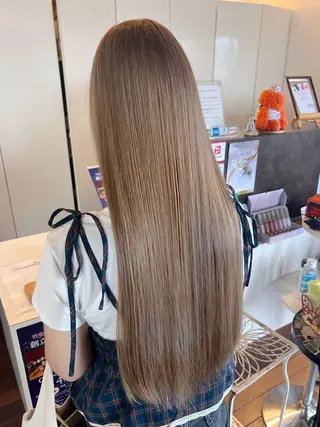 ロング カラー 🩵ハイトーン🩵 緒方美柚のヘアスタイル