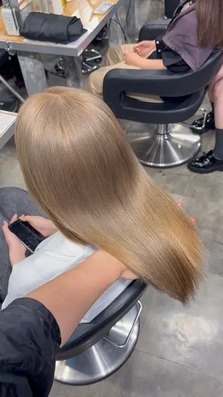 ロング カラー ハイトーン特化美容師 🌈ケアブリーチのヘアスタイル