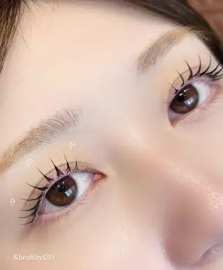 マツエク・マツパ LUCY NAIL&EYE所属・LUCY心斎橋 奥野の眉毛・アイブロウイメージ