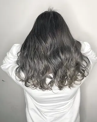 ロング Tee’s ケアブリ ーチ　ハイライトのヘアスタイル