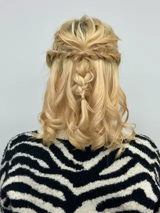 ロング ヘアアレンジ rebloom所属・山之内匠/艶カラー/ ハイトーン/ブリーチのヘアスタイル