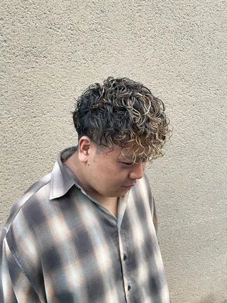 パーマ メンズ 慎太朗メンズパーマ/ フェザー/スパイキーのヘアスタイル