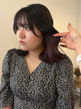 ミディアム カラー 黒川 綾音のヘアスタイル