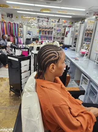  渡辺 マリのヘアスタイル