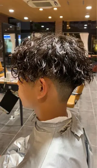 パーマ メンズ 尾崎 優也のヘアスタイル