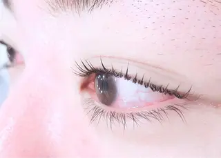 マツエク・マツパ laera 佐藤のヘアスタイル