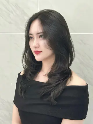 セミロング 臼杵 晴のヘアスタイル