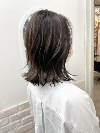 ミディアム 白いハイライト🤍 タナカリョウスケのヘアスタイル