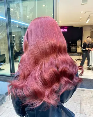 セミロング カラー メンズ JuNブリーチに 縮毛矯正するプロのヘアスタイル