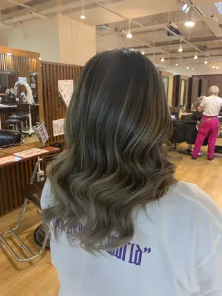 セミロング カラー デザインカラー／ ハイトーン／竹井俊介のヘアスタイル