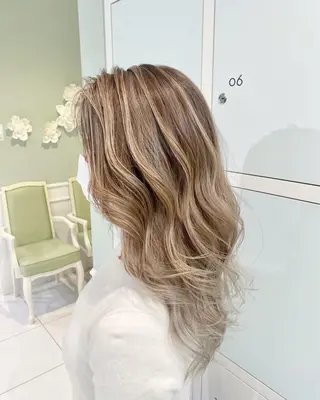 セミロング カマチョ タイスのヘアスタイル