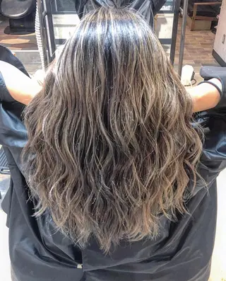 ロング salowin 原宿 aroa所属・韓国／ハッシュカット ／透明感カラー／金野のヘアスタイル