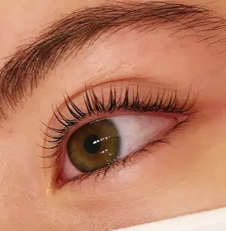 ネイル マツエク・マツパ アイブロウ ネイル&アイ　QUEEN&CRIMSON所属・眉WAX/ピーリング ホワイトニングの眉毛・アイブロウイメージ