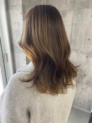 ミディアム カラー 錦 茉李のヘアスタイル