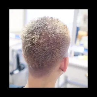 ショート カラー 及川シゲル 髪質改善講師のヘアスタイル