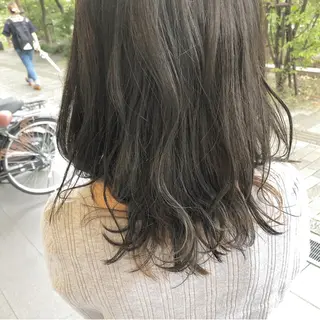 ミディアム カラー 小森 樹奈のヘアスタイル