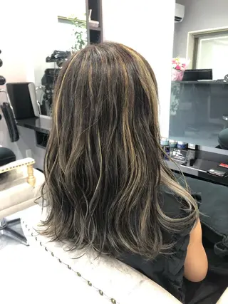 セミロング カラー FAVORE 【ファヴォーレ】のヘアスタイル