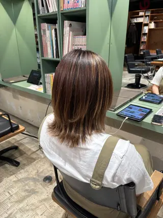ミディアム カラー 渡邊 彩乃のヘアスタイル