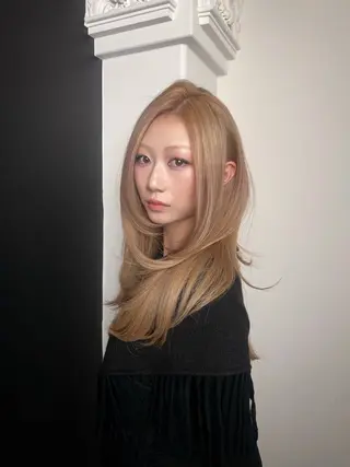 ロング AIRA/ブリーチ /透明感カラーのヘアスタイル