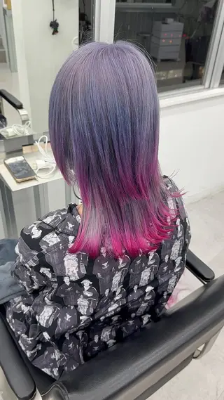 セミロング 🌈インナーカラー 手塚直生のヘアスタイル
