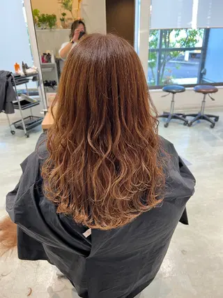 ロング Aile所属・酸性ストレート／カラ ー/山下高明のヘアスタイル