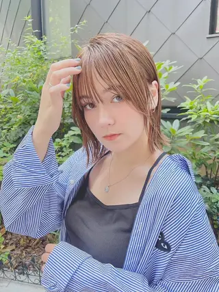 カラー セミロング Flora by siestaのヘアスタイル