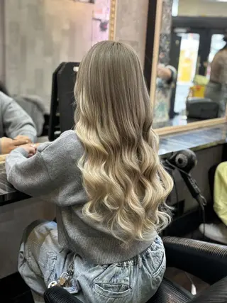 ロング カラー 紺野 愛美のヘアスタイル