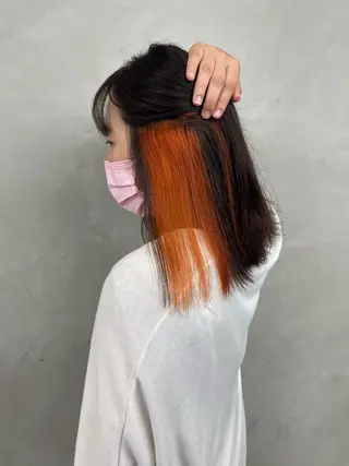 セミロング 縮毛矯正🐼暖色 根本侑季のヘアスタイル