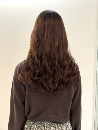 ロング パーマ コテ巻き風パーマ/ キミシマカイトのヘアスタイル