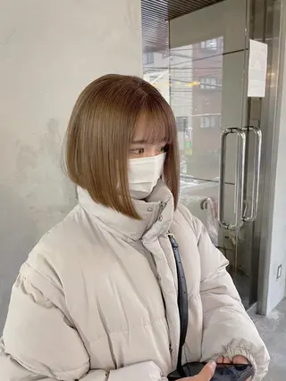 ショート カラー 髙橋一哉　ブリーチ/ ベージュカラーのヘアスタイル